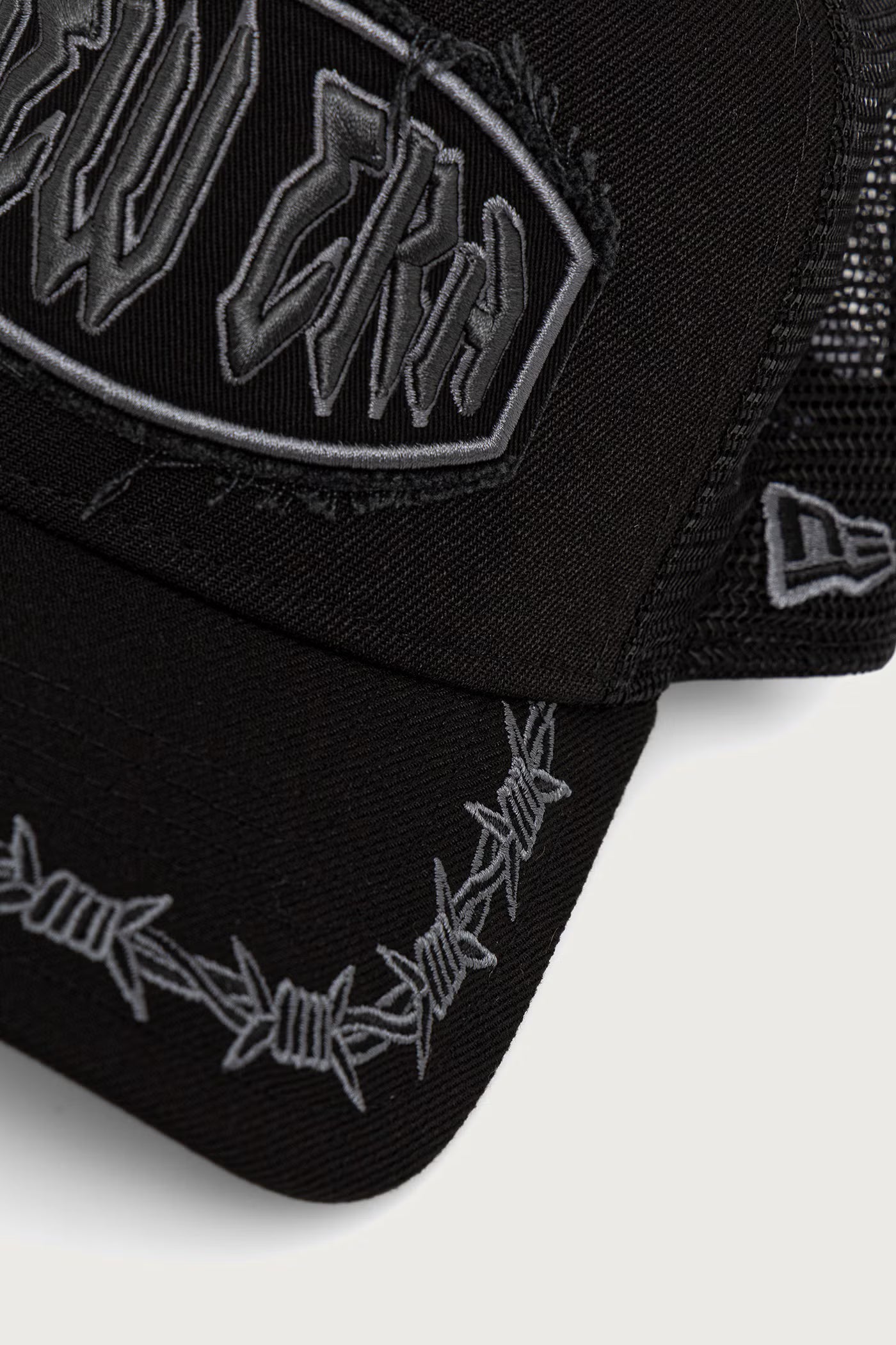 New Era Derhúfa - Distressed New era trucker black grey