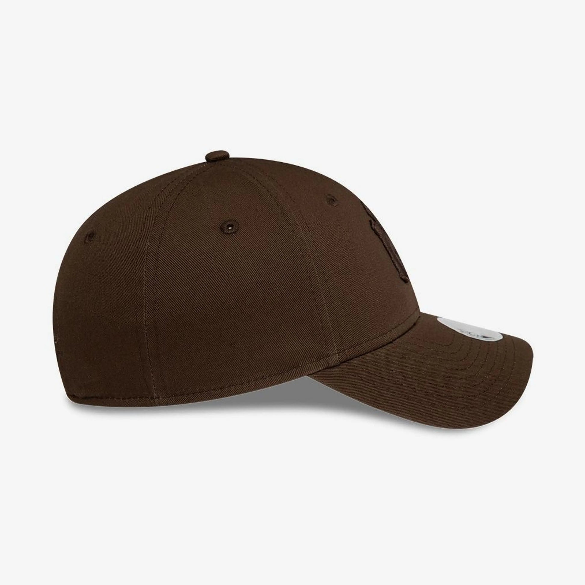 Black cap with 'Cavalleria Toscana' branding on a white background